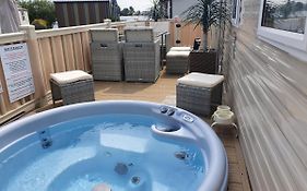 Relaxing Breaks With Hot Tub At Tattershal Lakes 3 Bedroom